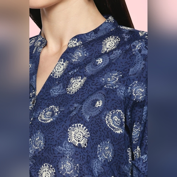 Rangmanch Women's Indigo Printed Straight Mandarin Collar Cotton Kurta - Picture 9 of 10